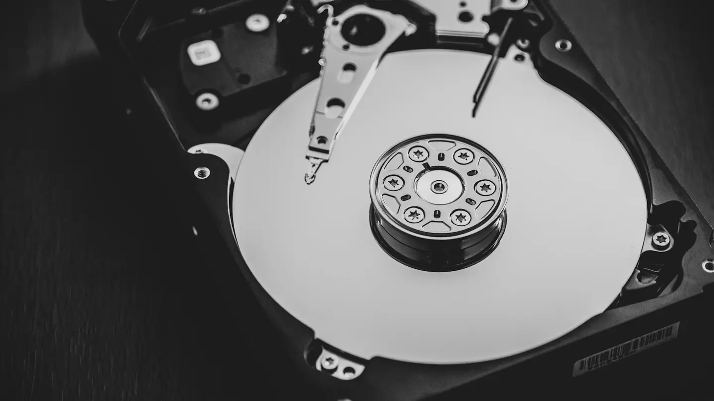Disco rígido aberto mostrando seu mecanismo interno
