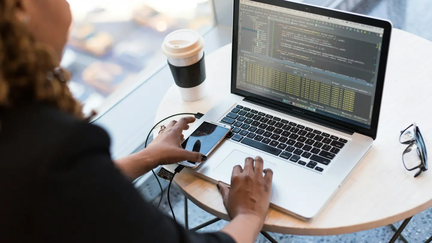 Profissional de tecnologia trabalhando em um notebook