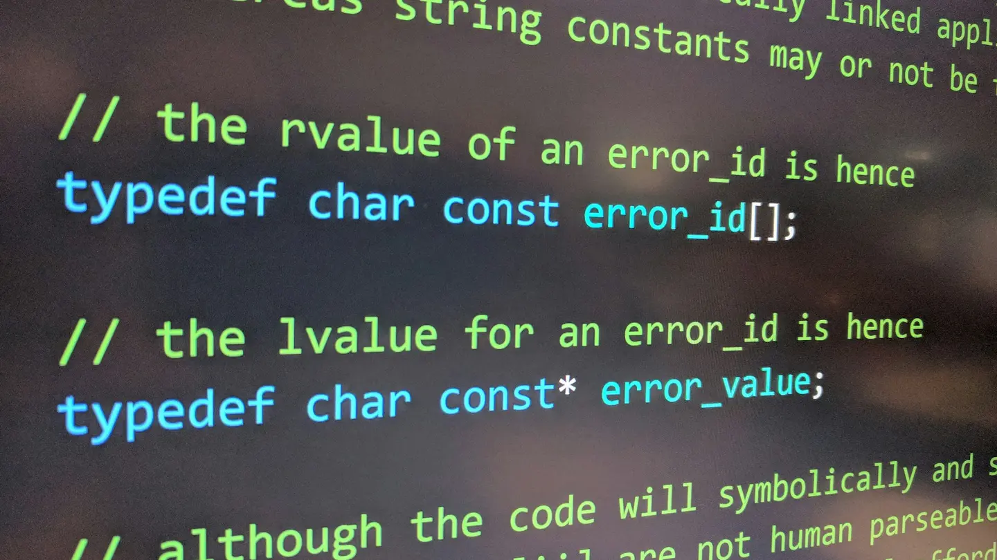 Tela de computador exibindo linhas de código em um editor