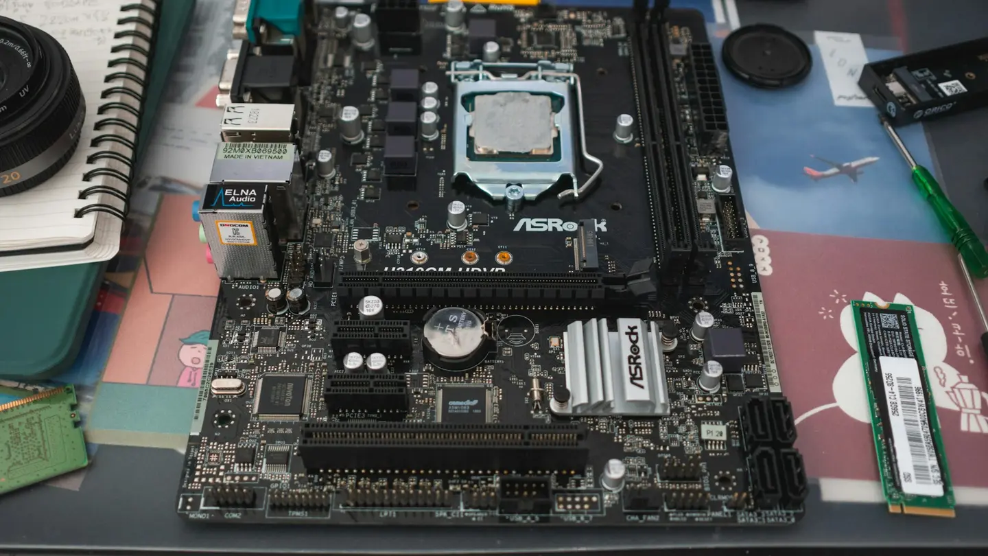Placa-mãe de computador com processador e componentes