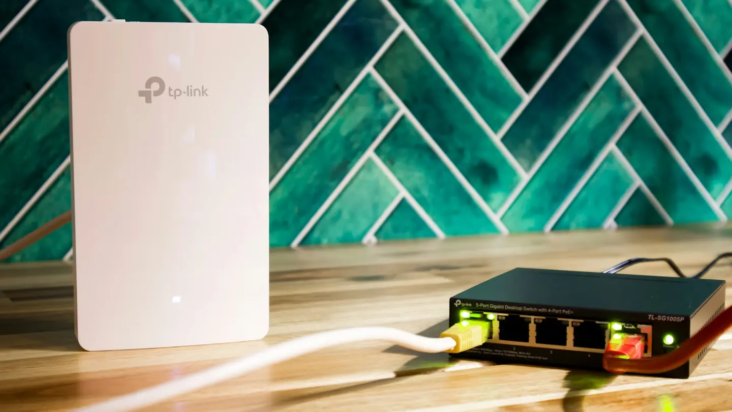 Roteador Wi-Fi e switch de rede conectados por cabos