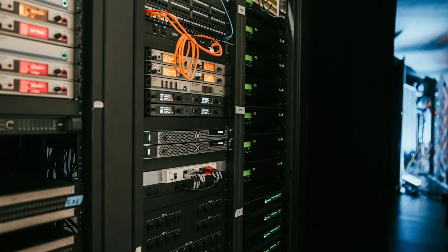 Racks de servidores e cabos em uma sala técnica