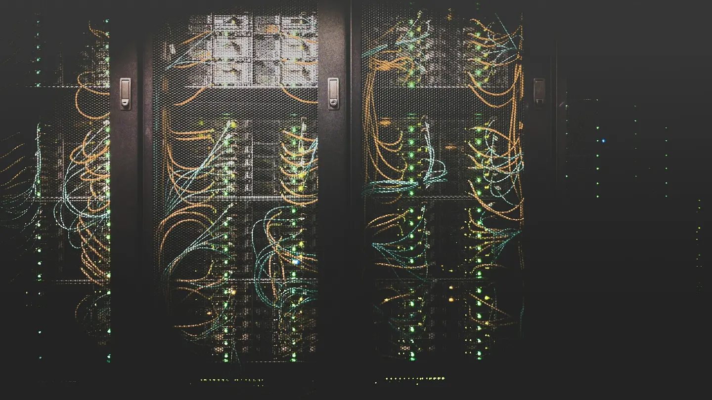 Cabos e equipamentos de rede em um centro de dados